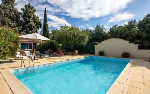 Les Amandiers: Acqua, Nube, Cielo, Pianta, Piscina, Azzurro, Albero, Shade, Corpo D'Acqua, Sedia