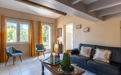 Les Amandiers: Tavolo, Mobilia, Divano, Azzurro, Pianta Della Casa, Interior Design, Soggiorno, Legna, Divano Letto, Pavimento