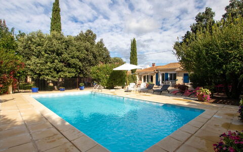 Les Amandiers: Acqua, Nube, Cielo, Pianta, Proprietà, Costruzione, Piscina, Azzurro, Albero, Corpo D'Acqua