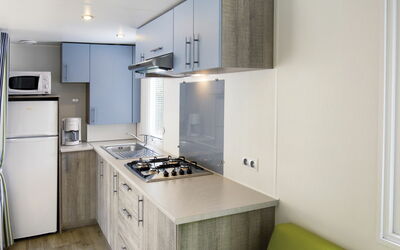 Domaine de Château Laval 605.2: Camera, Proprietà, Controsoffitto, Cabinetry, Cucina, Mobilia, Apparecchio Major, Interior Design, Costruzione, Casa