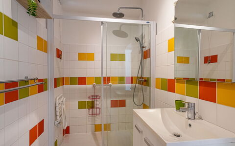 La Pitchoune: Idraulico Fixture, Interior Design, Giallo, Bagno, Pavimentazione, Arancia, Idraulico, Lavello, Pavimento, Piastrella