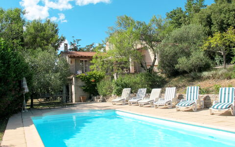 Breguieres: Acqua, Pianta, Nube, Cielo, Piscina, Costruzione, Azzurro, Albero, Corpo D'Acqua, Shade