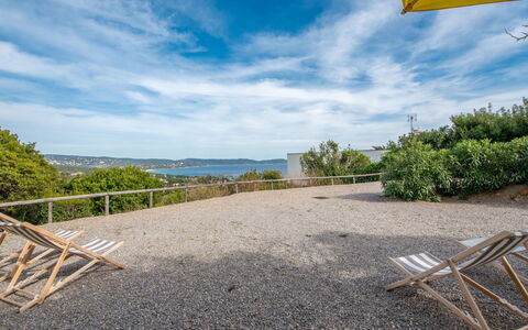 Cavalaire 613: Nube, Cielo, Proprietà, Pianta, Ecoregione, Shade, Ambiente Naturale, Luce Del Sole, Mobili Da Esterno, Paesaggio Naturale