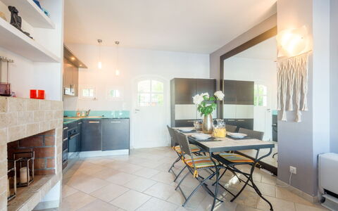 Maison Pêcheur: Mobilia, Tavolo, Cabinetry, Controsoffitto, Azzurro, Legna, Pianta Della Casa, Cucina, Costruzione, Interior Design