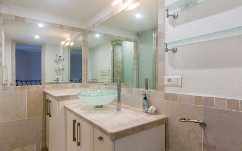 Maison Pêcheur: Specchio, Rubinetto, Lavello, Idraulico Fixture, Proprietà, Lavandino Del Bagno, Bagno, Interior Design, Mobiletto Del Bagno