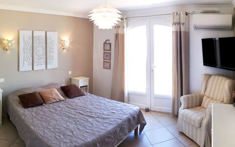 Bellevue: Camera Da Letto, Mobilia, Camera, Letto, Proprietà, Interior Design, Materasso, Lenzuolo, Telaio Del Letto, Pavimento