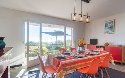 Chenou 655.3: Tavolo, Mobilia, Finestra, Sedia, Legna, Interior Design, Soggiorno, Cornice, Pavimento, Costruzione