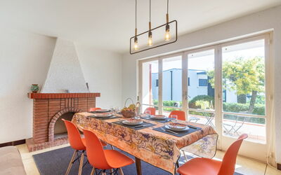 Chenou 655.2: Tavolo, Mobilia, Proprietà, Sedia, Legna, Finestra, Arancia, Interior Design, Illuminazione, Cucina