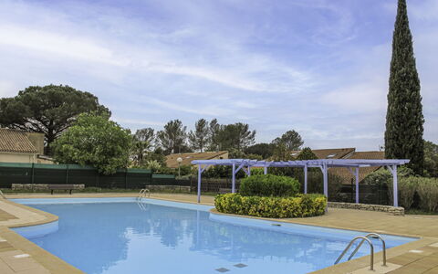 Le Clos D'Azur 1: Acqua, Cielo, Nube, Pianta, Giorno, Proprietà, Piscina, Albero, Shade, Corpo D'Acqua