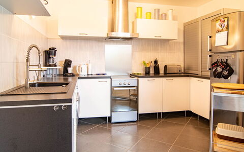 Au Romarin: Cabinetry, Controsoffitto, Proprietà, Mobilia, Elettrodomestico Da Cucina, Cucina, Legna, Elettrodomestico, Cucina Stufa, Illuminazione