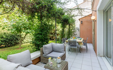 Les Rives du Golf 3: Pianta, Mobilia, Proprietà, Divano, Tavolo, Vaso Di Fiori, Sedia, Interior Design, Pianta Della Casa, Shade