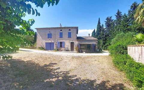Mas du Combaud: Cielo, Costruzione, Finestra, Casa, Casa, Zona Residenziale, Arbusto, Villetta, Tetto