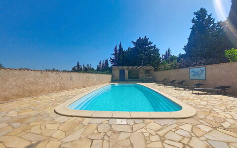 Mas du Combaud: Blu, Piscina, Materiale Composito, Flagstone, Ricorrere, Shade, Estate, Landscaping, Piastrella