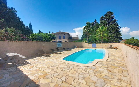 Mas du Combaud: Piscina, Flagstone, Shade, Ricorrere, Landscaping, Piastrella, Hacienda, Hotel, Villa