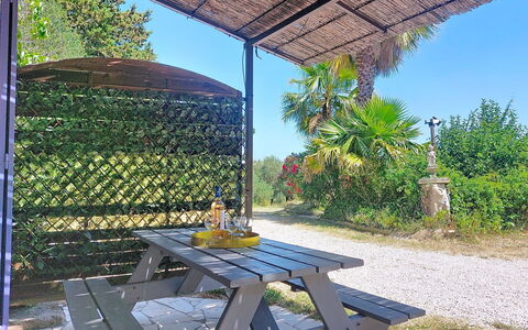 Mas du Combaud: Mobilia, Tavolo Esterno, Mobili Da Esterno, Shade, Struttura Esterna, Giardino, Sedia, Backyard, Cortile, Landscaping