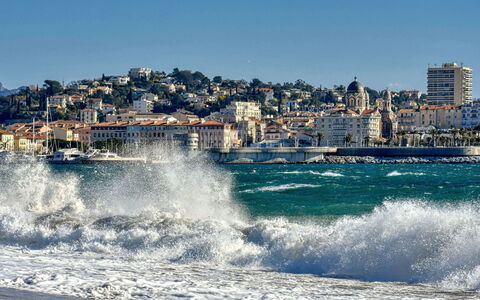 Les Pins: Acqua, Cielo, Giorno, Nube, Costruzione, Costiera E Morfologie Oceanic, Corpo D'Acqua, Wind Wave, Orizzonte