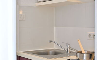 Rés. les Calanques, Studio 2 Pers 604.1: Cabinetry, Lavandino Della Cucina, Proprietà, Controsoffitto, Lavello, Rubinetto, Costruzione, Cucina, Legna, Interior Design