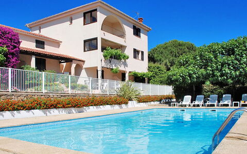 Propriano 629: Acqua, Pianta, Cielo, Costruzione, Proprietà, Blu, Finestra, Piscina, Azzurro, Albero