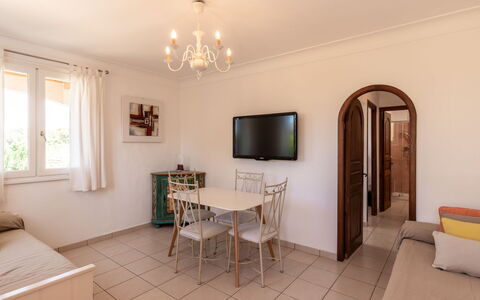 Propriano 629: Tavolo, Divano, Mobilia, Cornice, Televisione, Legna, Sedia, Interior Design, Soggiorno, Finestra
