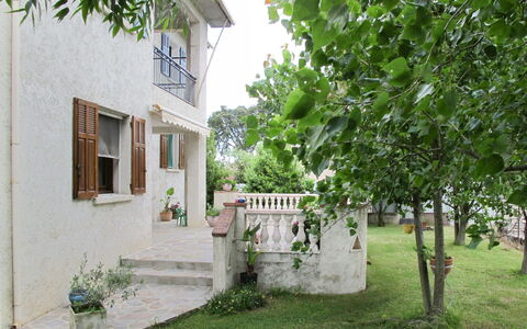 Casa Antoinette: Proprietà, Casa, Verde, Albero, Costruzione, Immobiliare, Architettura, Casa, Quartiere, Erba