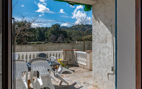 Casa Antoinette: Cielo, Giorno, Shade, Legna, Albero, Costruzione, Luce Del Sole, Recinzione, Erba, Pianta