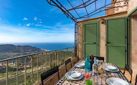 Casa Marcelli: Tavolo, Tavola, Nube, Cielo, Mobilia, Costruzione, Blu, Azzurro, Dishware, Piatto