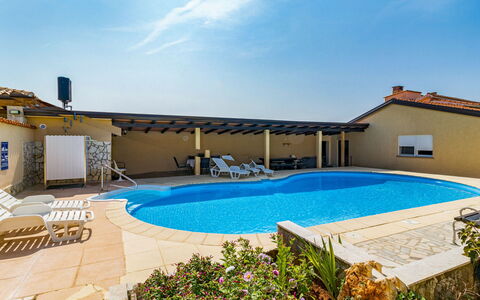 Dika: Acqua, Cielo, Pianta, Proprietà, Piscina, Costruzione, Nube, Azzurro, Blu, Shade