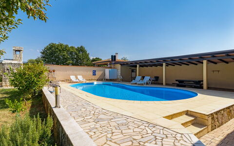 Dika: Acqua, Cielo, Pianta, Proprietà, Costruzione, Piscina, Azzurro, Albero, Shade, Tempo Libero