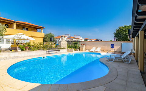 Dika: Acqua, Pianta, Cielo, Piscina, Costruzione, Azzurro, Shade, Mobili Da Esterno, Interior Design, Casa
