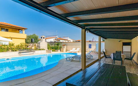 Dika: Acqua, Proprietà, Pianta, Piscina, Shade, Lettino, Azzurro, Cielo, Mobili Da Esterno, Finestra