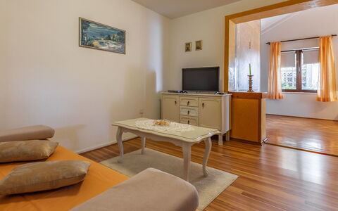 Vladimir: Tavolo, Proprietà, Mobilia, Divano, Cabinetry, Legna, Interior Design, Soggiorno, Comfort, Pavimento