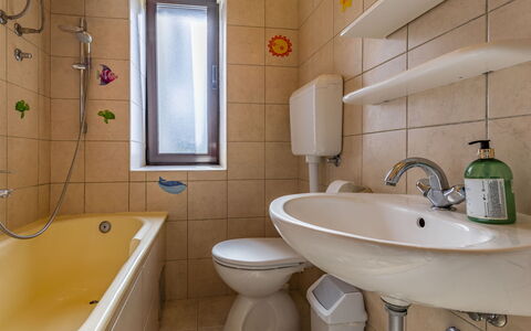 Vladimir: Rubinetto, Idraulico Fixture, Lavello, Lavandino Del Bagno, Proprietà, Verde, Specchio, Bagno, Viola, Interior Design