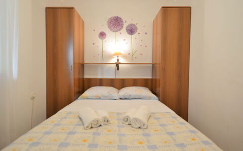 Gloria: Costruzione, Mobilia, Comfort, Tessile, Illuminazione, Legna, Interior Design, Cabinetry, Letto, Pavimento
