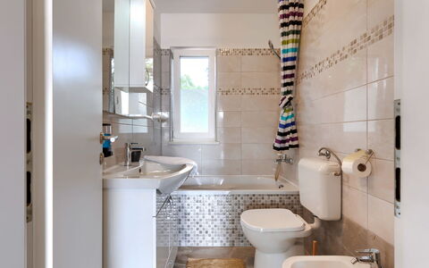 Villa Comottin: Specchio, Rubinetto, Lavello, Idraulico Fixture, Proprietà, Lavandino Del Bagno, Costruzione, Bagno, Interior Design, Viola