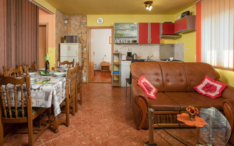 Ana: Camera, Proprietà, Mobilia, Costruzione, Soggiorno, Pavimento, Giallo, Interior Design, Casa, Immobiliare