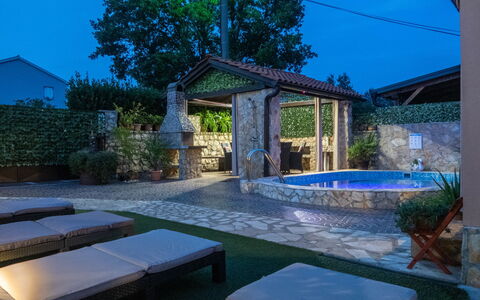 Ana: Pianta, Acqua, Blu, Cielo, Piscina, Shade, Mobili Da Esterno, Architettura, Costruzione, Albero