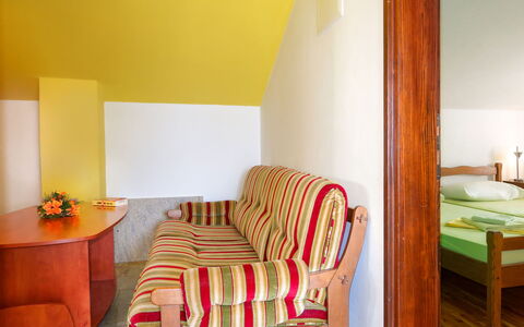 Blekic: Camera, Mobilia, Letto, Proprietà, Camera Da Letto, Arancia, Interior Design, Pavimento, Giallo, Parete