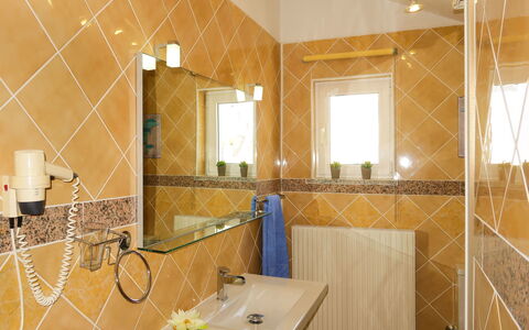 Blekic: Bagno, Camera, Proprietà, Interior Design, Piastrella, Giallo, Costruzione, Parete, Architettura, Immobiliare