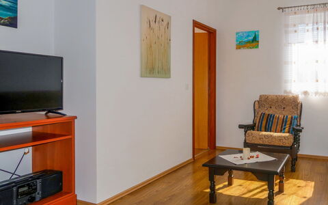 Andjelka: Costruzione, Legna, Cornice, Interior Design, Pavimentazione, Pavimento, Soggiorno, Parete, Latifoglie, Set Televisivo