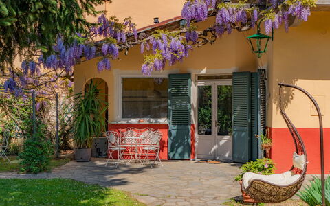 Dimora Berchiatti: Pianta, Costruzione, Proprietà, Finestra, Fiore, Porta, Viola, Casa, Erba, Parete
