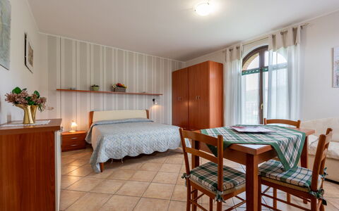 Collina San Ponzio: Mobilia, Proprietà, Finestra, Costruzione, Cabinetry, Legna, Illuminazione, Tavolo, Tessile, Interior Design