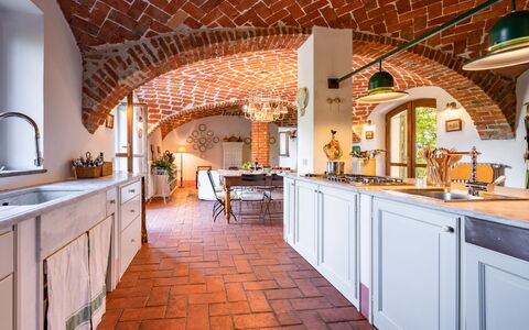 Bric del Vento: Controsoffitto, Cabinetry, Proprietà, Legna, Cucina, Interior Design, Illuminazione, Arancia, Costruzione, Architettura