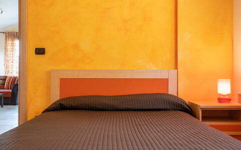 Villa Ginestra: Mobilia, Letto, Camera Da Letto, Camera, Arancia, Proprietà, Telaio Del Letto, Interior Design, Parete, Giallo