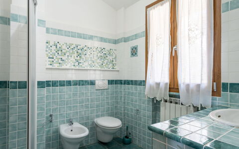 Villa Ginestra: Bagno, Proprietà, Camera, Piastrella, Interior Design, Costruzione, Architettura, Pavimento, Immobiliare, Idraulico Fixture