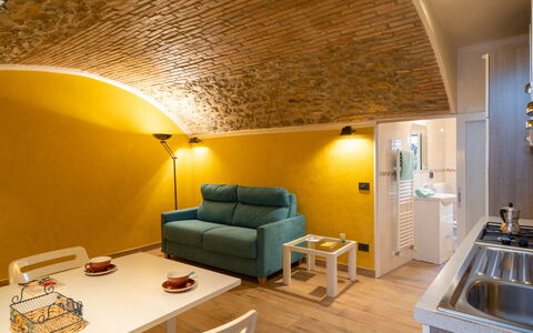 Ernestina: Tavolo, Divano, Mobilia, Proprietà, Comfort, Legna, Costruzione, Interior Design, Soggiorno, Divano Letto
