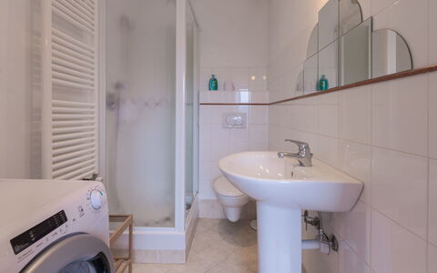 Lorenzo: Specchio, Rubinetto, Lavanderia, Idraulico Fixture, Lavello, Proprietà, Lavandino Del Bagno, Bagno, Viola