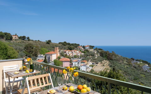 Francesca (Slr212): Acqua, Tavolo, Tavola, Proprietà, Cielo, Mobilia, Costruzione, Finestra, Blu, Sedia