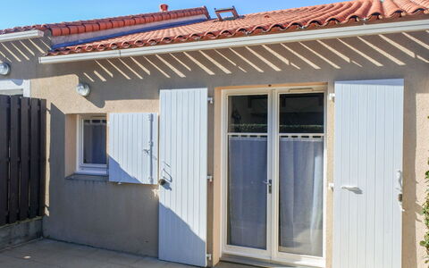 Rivages D'Olonne: Proprietà, Cielo, Blu, Shade, Porta, Legna, Tetto, Facciata, Materiale Composito