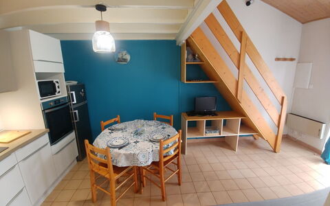 Rivages D'Olonne: Tavolo, Mobilia, Proprietà, Cabinetry, Legna, Illuminazione, Interior Design, Controsoffitto, Pavimento, Pavimentazione
