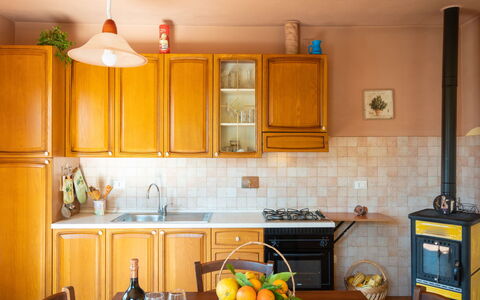 Casa Trinità: Cabinetry, Controsoffitto, Proprietà, Lavandino Della Cucina, Lavello, Cucina, Elettrodomestico Da Cucina, Elettrodomestico, Interior Design, Cucina Stufa